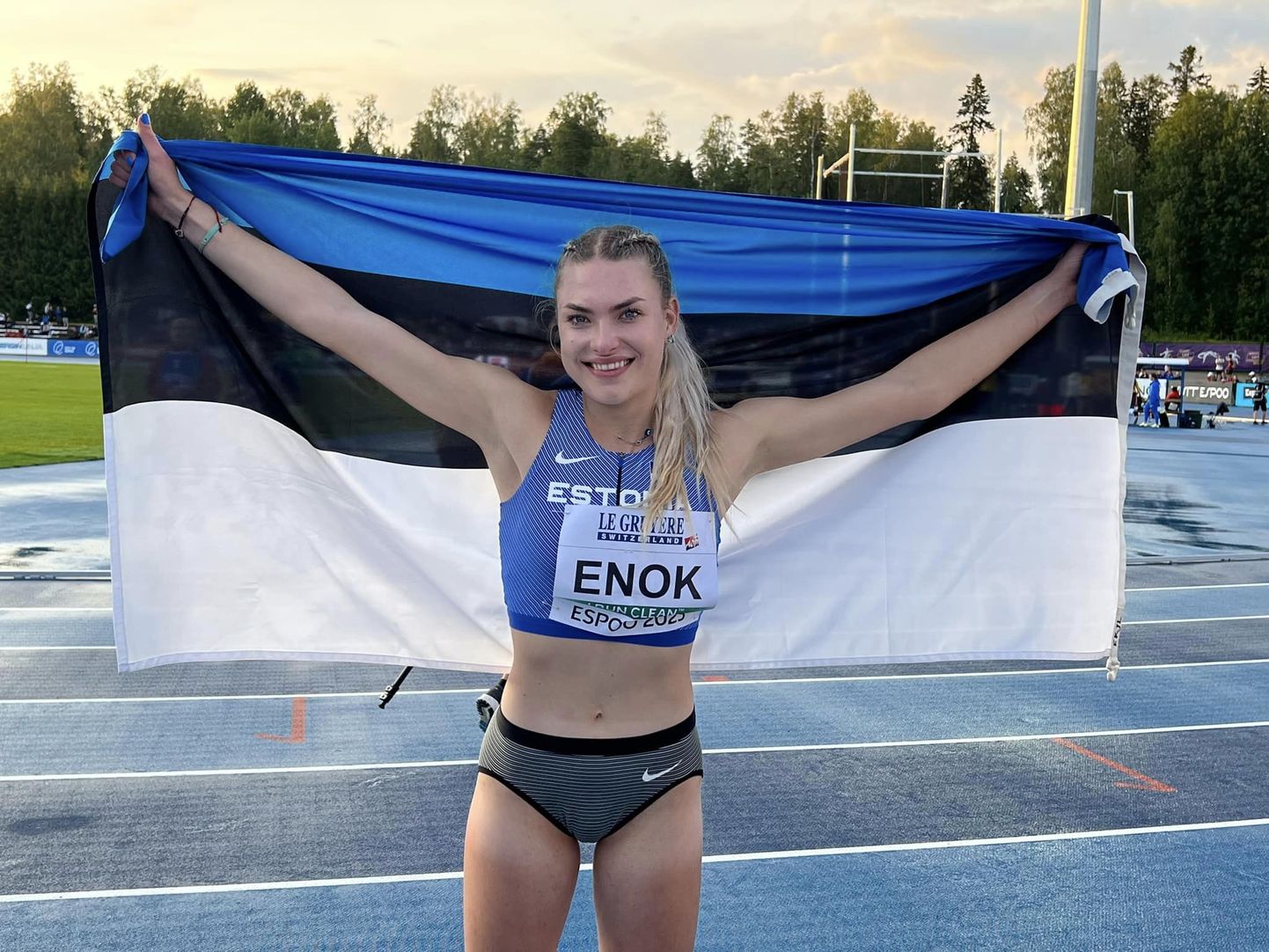 Pippi Lotta Enok rõõmustamas Espoo staadionil võidetud pronksmedali üle.