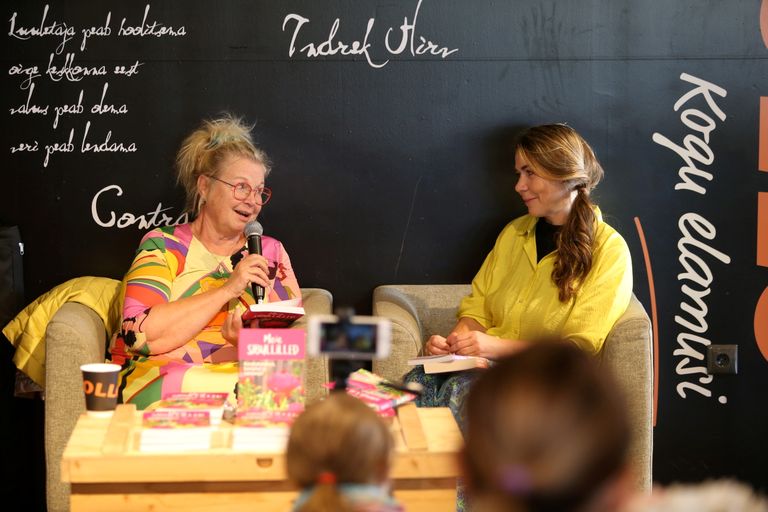 Aune Past (vasakul) esitles teisipäeval Tartu kaubamajas raamatut «Minu sibullilled». Autorit intervjueeris kirjastaja Epp Petrone.