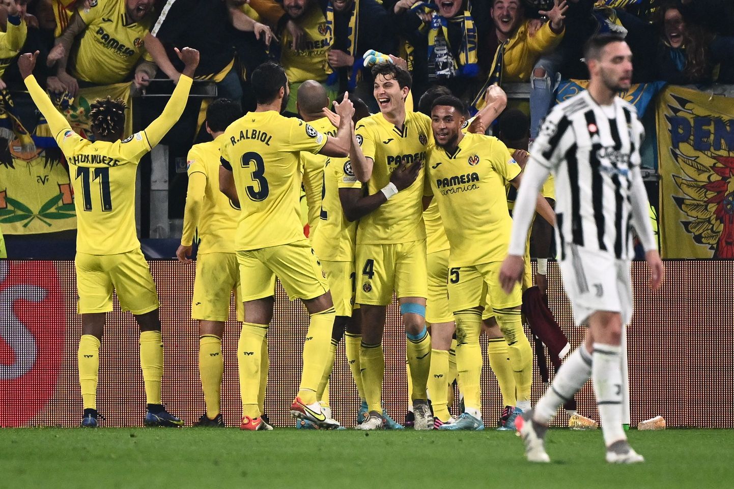 Kollased Villarreali mehed juubeldamas järjekordse tabamuse üle. Juventuse leeris valitseb aga kurbus.