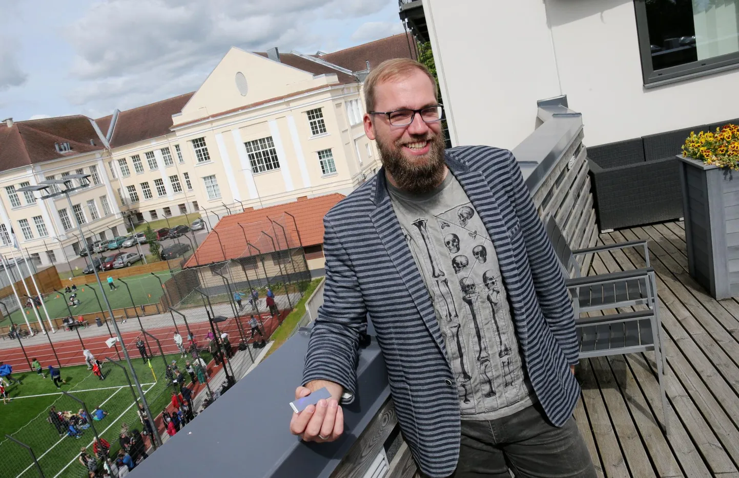 Geenifoorumi juht Tõnu Esko tuli pildile, geenikiip näppude vahel, tuletamaks kõigile meelde, et Eesti geeniprojekt ootab suvel uusi geenidoonoreid. Mitte ainult Tartus ja Tallinnas, vaid ka Eesti suvekuurortide haiglates on selleks vereloovutamise võimalus loodud.