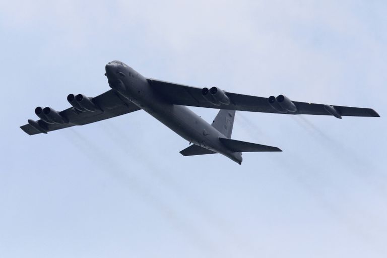 B-52 Stratofortress lendamas Guami kohal. TIM CHONG/REUTERS/SCANPIX