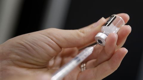 На прошлой неделе поступили сообщения о семи серьезных реакциях на вакцину от коронавируса