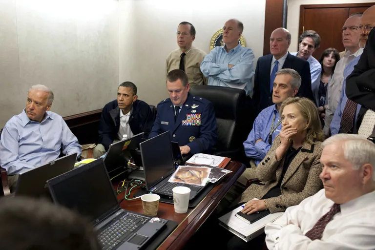 USA president Barack Obama (vasakult teine) ja asepresident Joe Biden (vasakult esimene) koos oma rahvusliku julgeoleku meeskonnaga jälgimas Osama bin Ladeni peidukoha ründamist 1. mail 2011. Pildil paremalt teine toonane välisminister Hillary Clinton ja paremalt esimene kaitseminister Robert Gates.