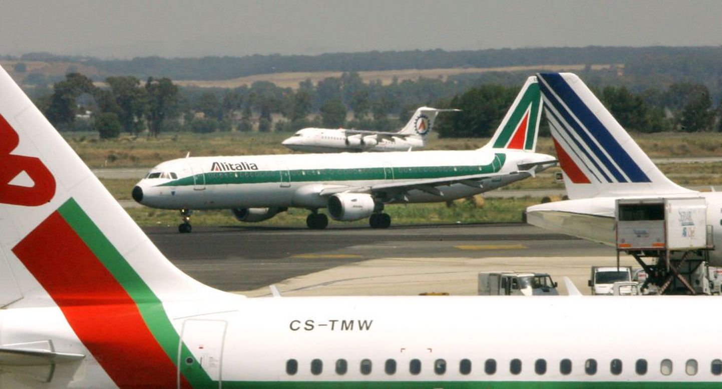 Alitalia lennukid Rooma lähedal asuval Fiumicino lennuväljal.