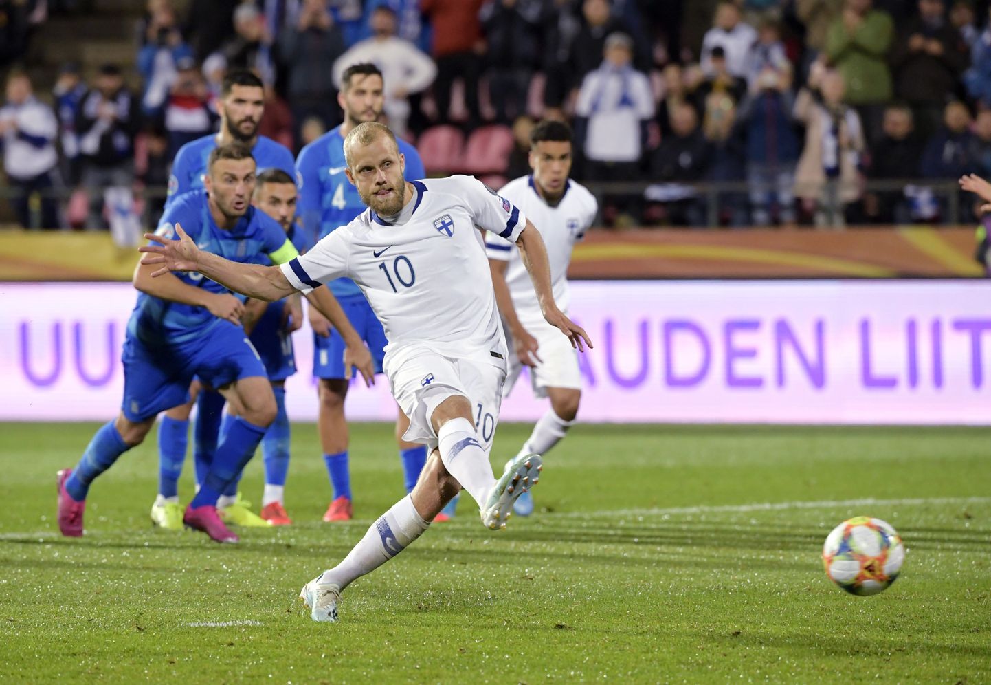 Soome vutitäht Teemu Pukki lööb kohe penaltist Kreekale värava