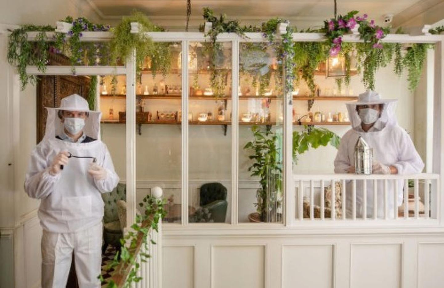 Работники лондонского бара в костюмах пчеловодов.