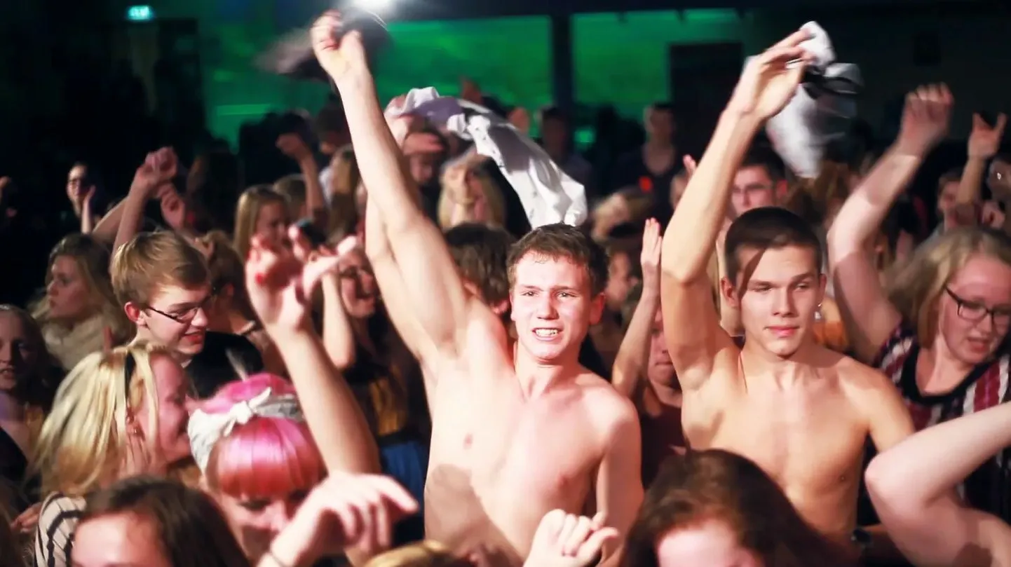 Kaader Teele Viira & Tuuli & Ula muusikavideost «Ring The Alarm», mis astub üles Eesti Laul 2013 esimeses poolfinaalis.