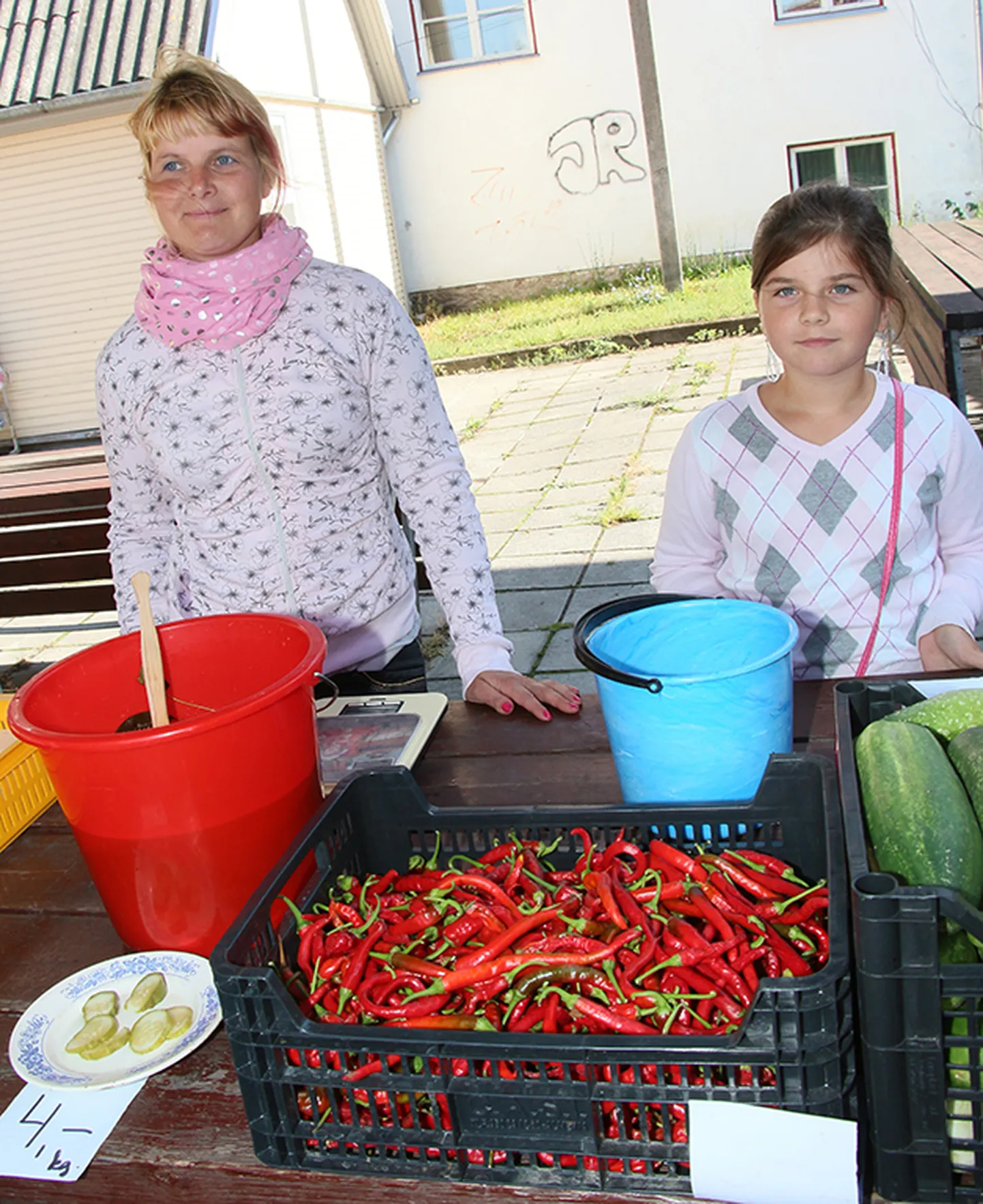 PIPAR VALJALA AIANDIST: Liina Lember (paremal) ise kaubast rääkida ei hakanud, vaid kutsus kiiresti ema kohale. Cayenne’i pipar on kasvatatud oma aiandis Valjala vallas, kinnitas Piret Lember. Foto: Irina Mägi