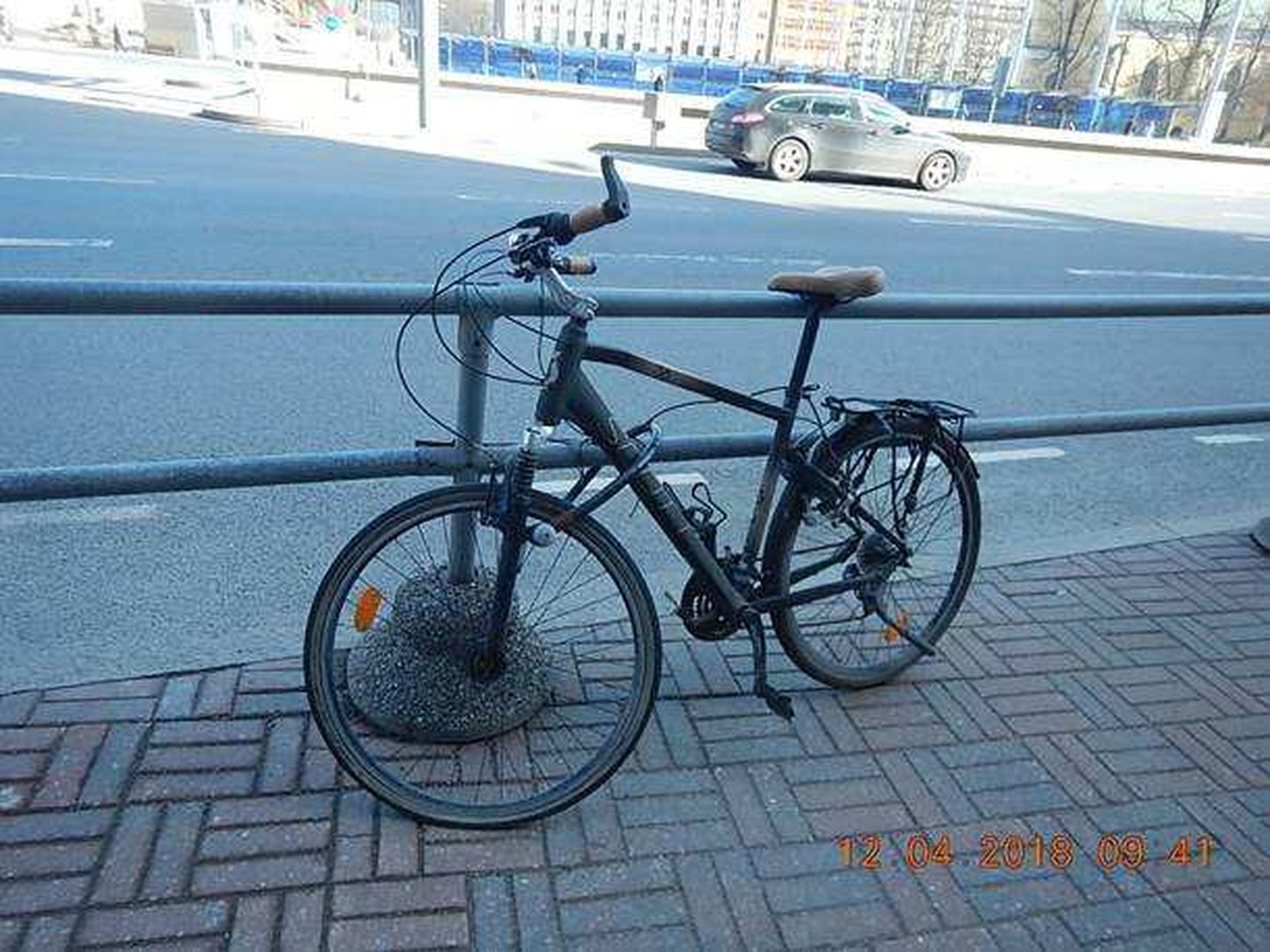 Korralikult lukustatud jalgratas on linnavalitsuse ees seisnud juba kaks aastat.