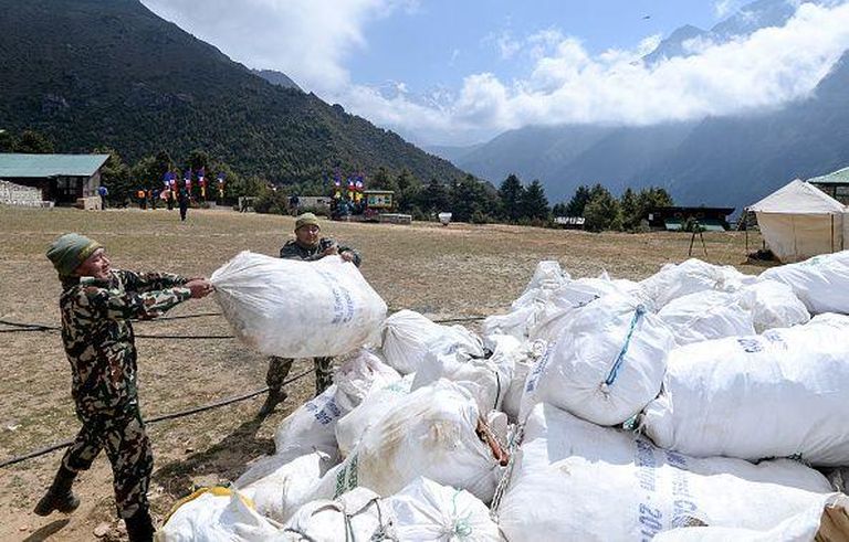 К уборке мусора с гор привлекают даже непальскую армию.