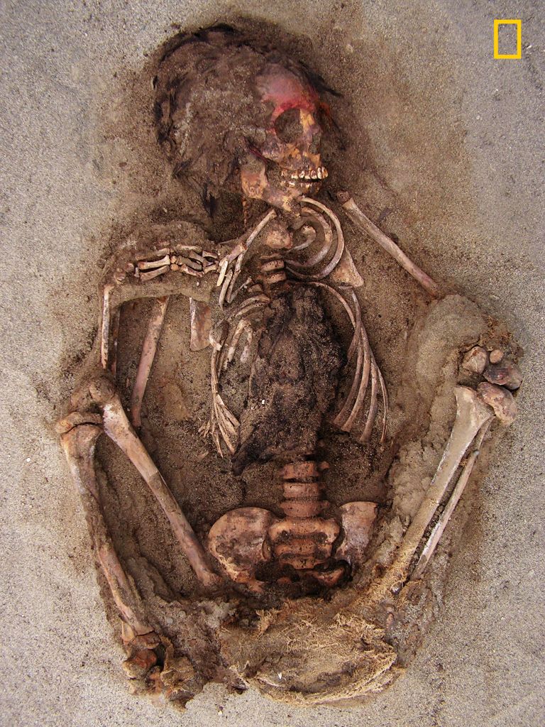 Jumalatele ohverdatud lapse skelett massihauas Las Llamase matmispaigas Trujillo lähistel Peruus. Lapse nägu oli kinaveri pigmendiga värvitud punaseks, rinnak on arheoloogide hinnangul lahti lõigatud südame eemaldamiseks.