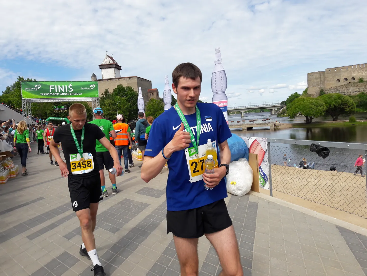 Narva energiajooksu stardi- ja finišipaik on nagu mullugi Hermanni kindluse kõrval Joaorus. Esiplaanil mullu 6 km jooksu võitnud Deniss Šalkauskas, kellest ei jäänud sugugi palju maha sel hooajal Tallinna Flora jalgpallimeeskonda kuuluv Vlasi Sinjavski.