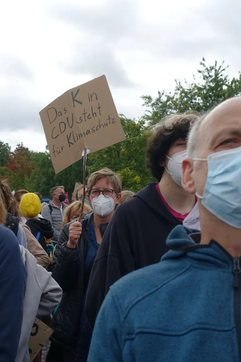 Meeleavaldaja Berliinis plakatiga, mis viitab CDU olematule kliimapoliitikale.
