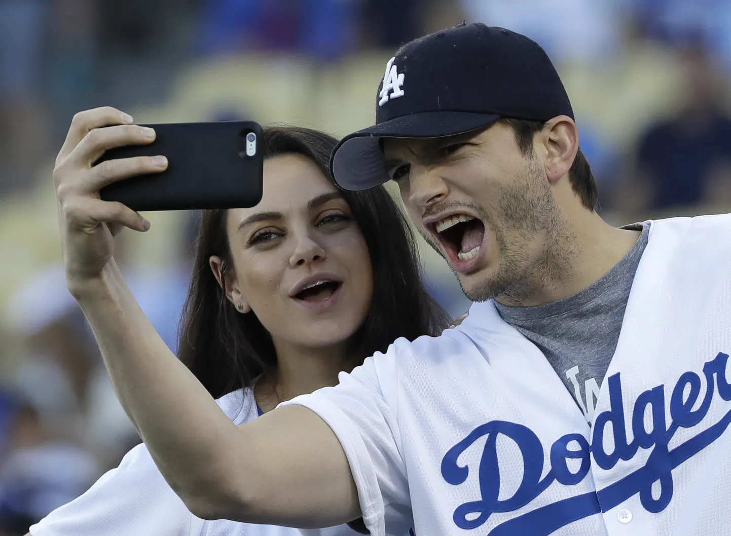 Ashton Kutcher ja Mila Kunis.
