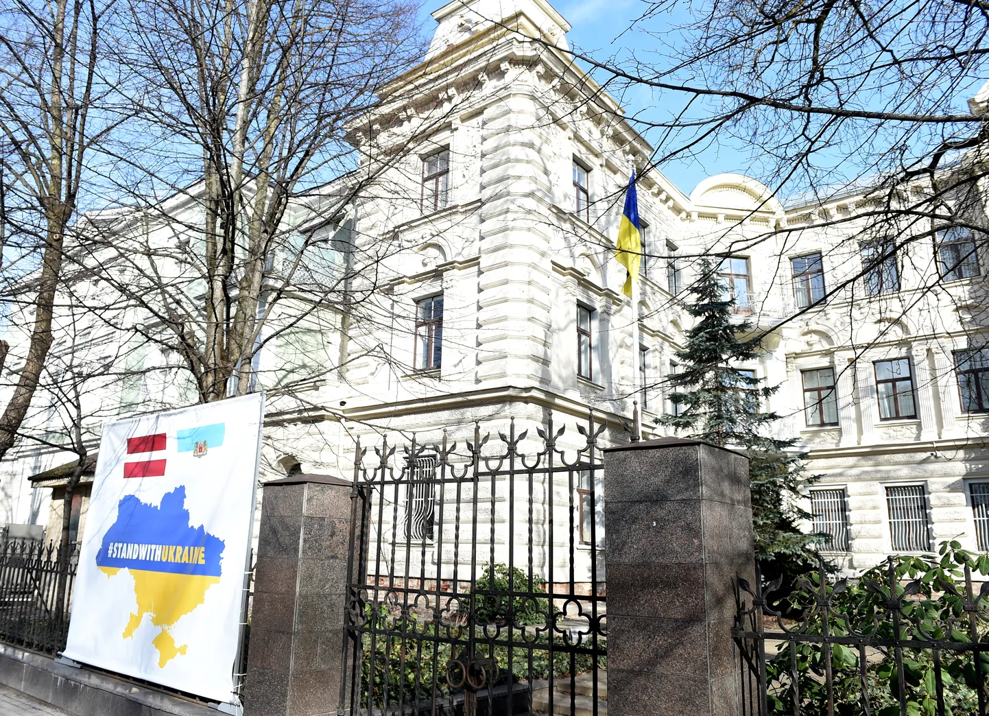 Plakāts pie Ukrainas vēstniecības Rīgā, aicinot paust atbalstu Ukrainai laikā kad noticis Krievijas iebrukums.