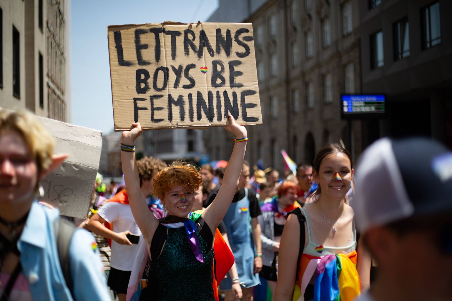 Trans-aktivistide meeleavaldus sakasamaal. Kiri plakatil: «Laske trans-poistel olla feminiinne»