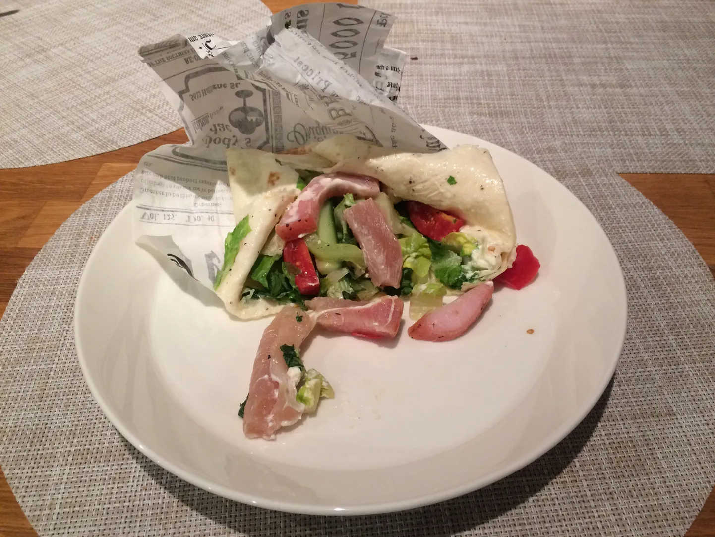 Kohviku esindaja sõnul sisaldab wrap toorsuitsu vinnutatud kalkunifileed ning peabki välja nägema selline nagu pildil.