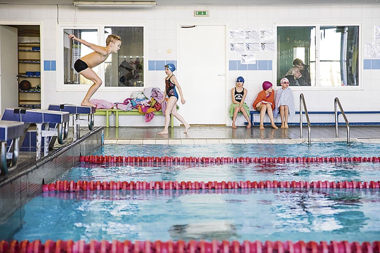 Pärnu spordikooli hallatav Koidula ujula on Pärnumaal üks kahest ujulast, kus ujumistunde antakse. Mitme kooli õpilased omandavad aga ujumisoskusi palju kaugemal.