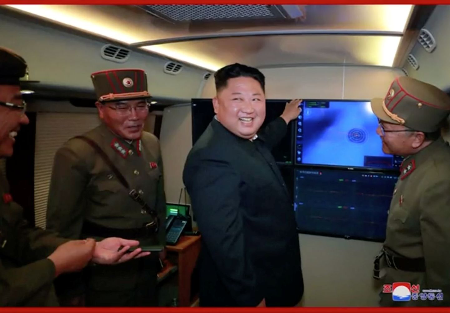 Kim Jong-un koos sõjaväelastega raketikatsetust jälgimas.