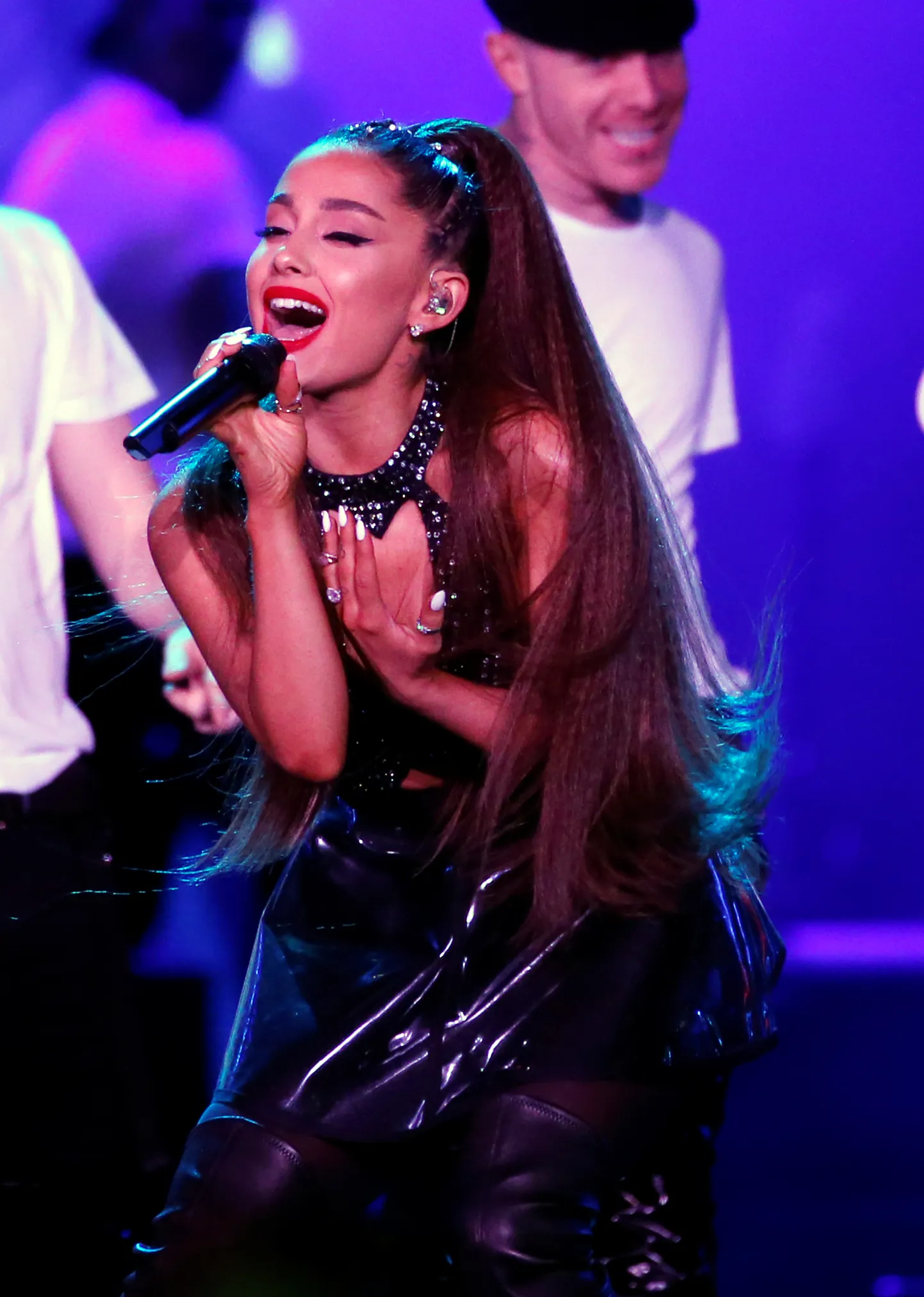 Ariana Grande sõrmes särab kihlasõrmus.