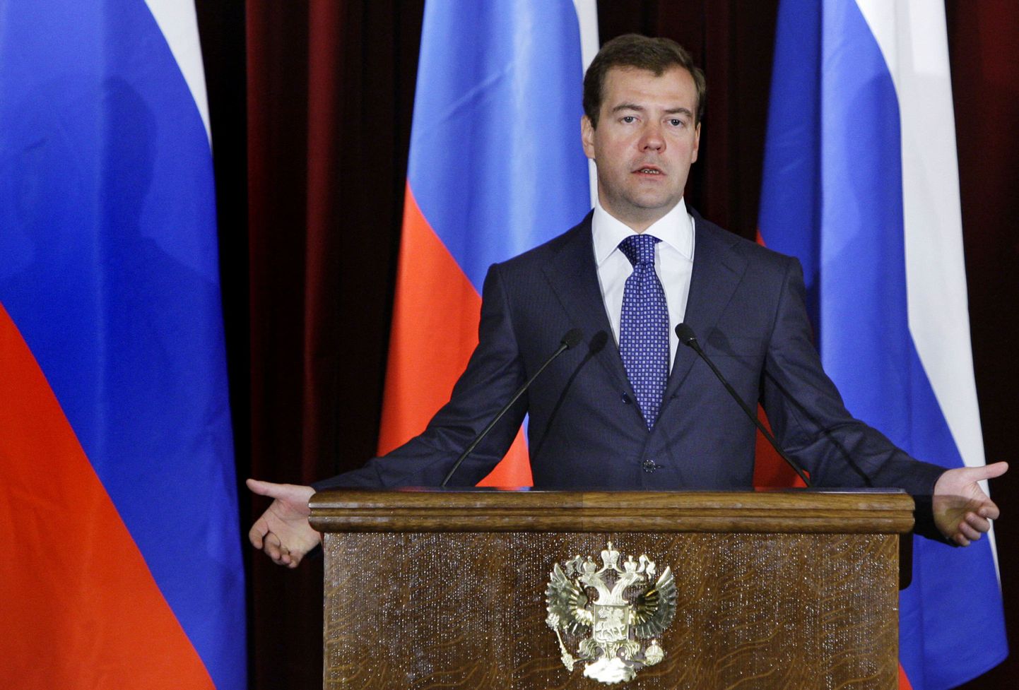 Venemaa president Dmitri Medvedev soovitas diplomaatidel hoiduda otsestest konfrontatsioonidest, kuid arvustas ise taas teravalt lääneriike.