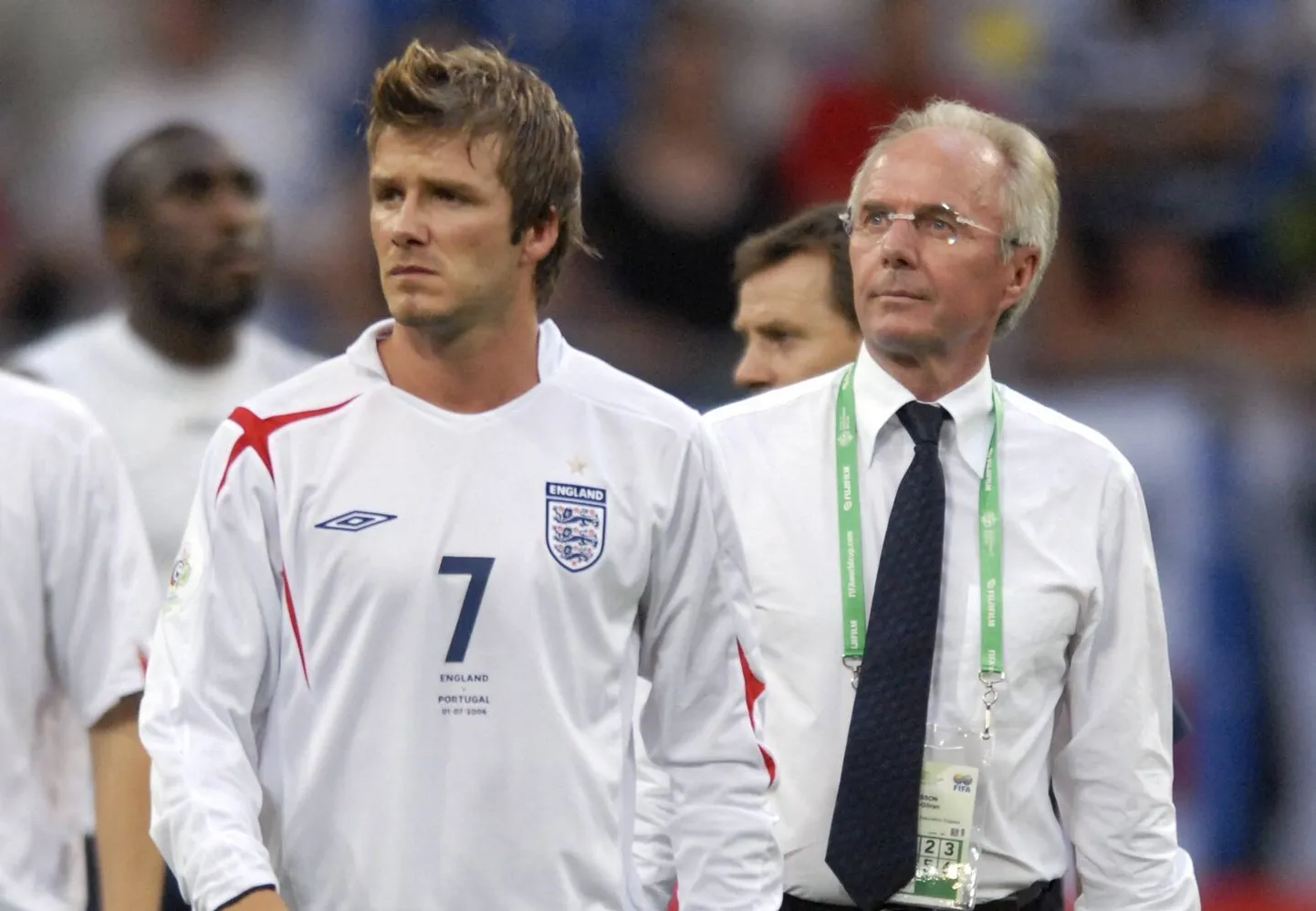 Inglismaa koondise kapten David Beckham (vasakul) ja Sven-Göran Eriksson 2006. aastal MM-finaalturniiri veerandfinaali järel, mis kaotati pärast väravateta normaal- ja lisaaega penaltiseerias 1:3.