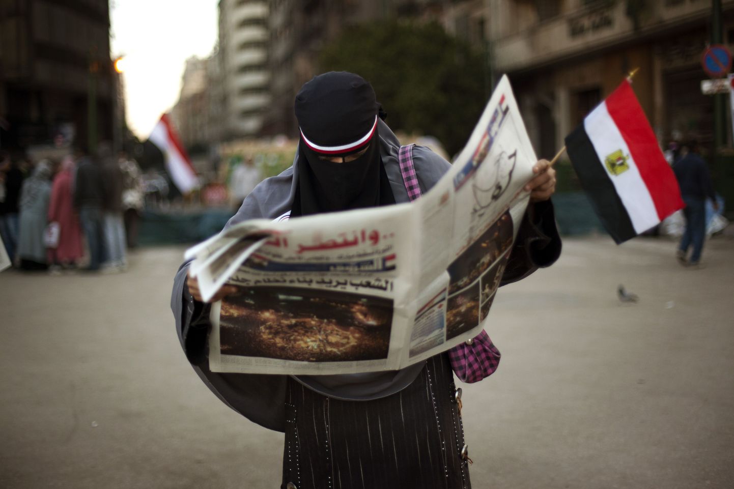 Äsja diktaatorist vabanenud Egiptuse naine Kairos lehte lugemas.