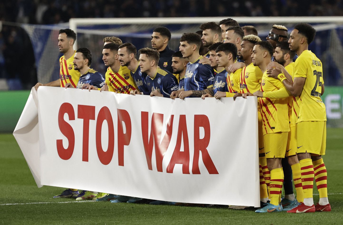 Игроки "Барселоны" и "Наполи с баннером "Остановите войну" перед матчем Лиги Европы