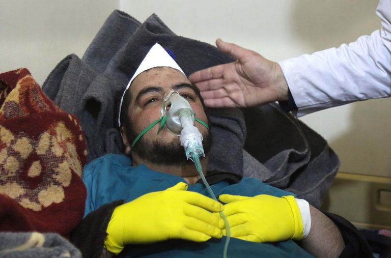 Khan Sheikhunis toimunud keemiarünnakus kannatada saanud mees saab ravi. / Scanpix