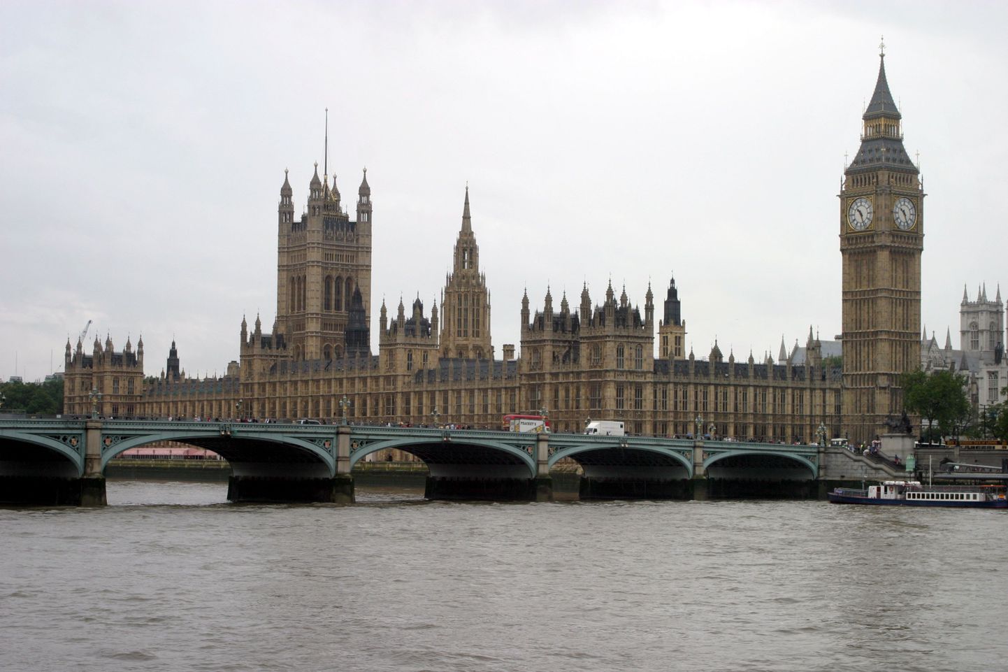 Вид на башню Биг Бен и здание парламента в Лондоне.