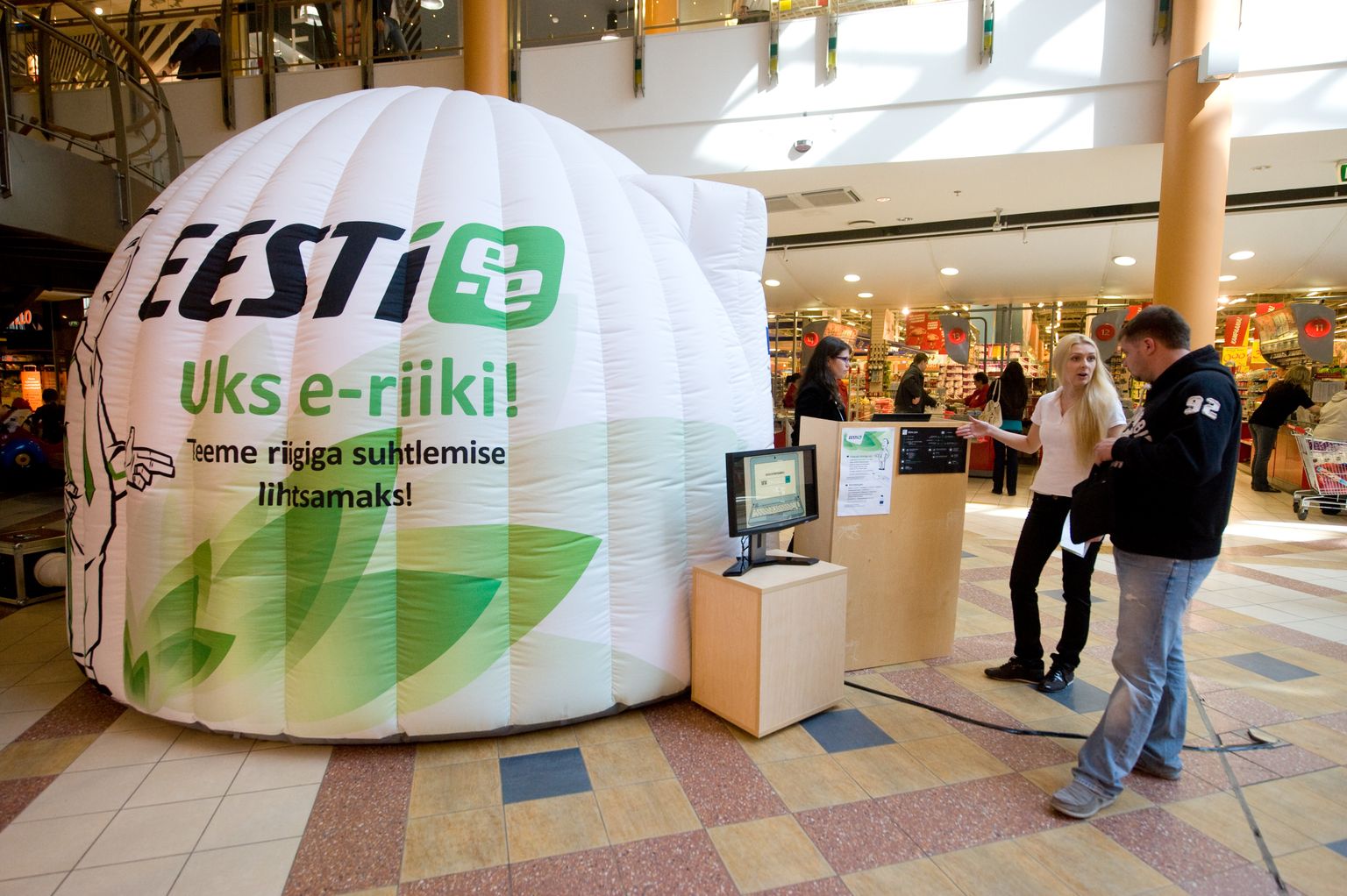 Eesti.ee portaali tutvustajad Ülemiste keskuses 2012. aastal
