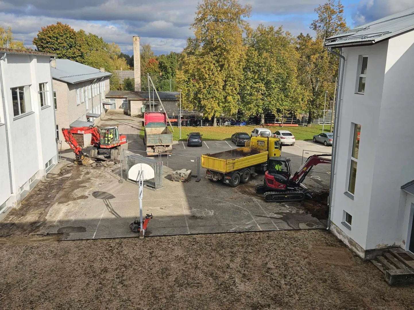 Tsirguliina kooli hoovis on kopp juba maasse löödud.