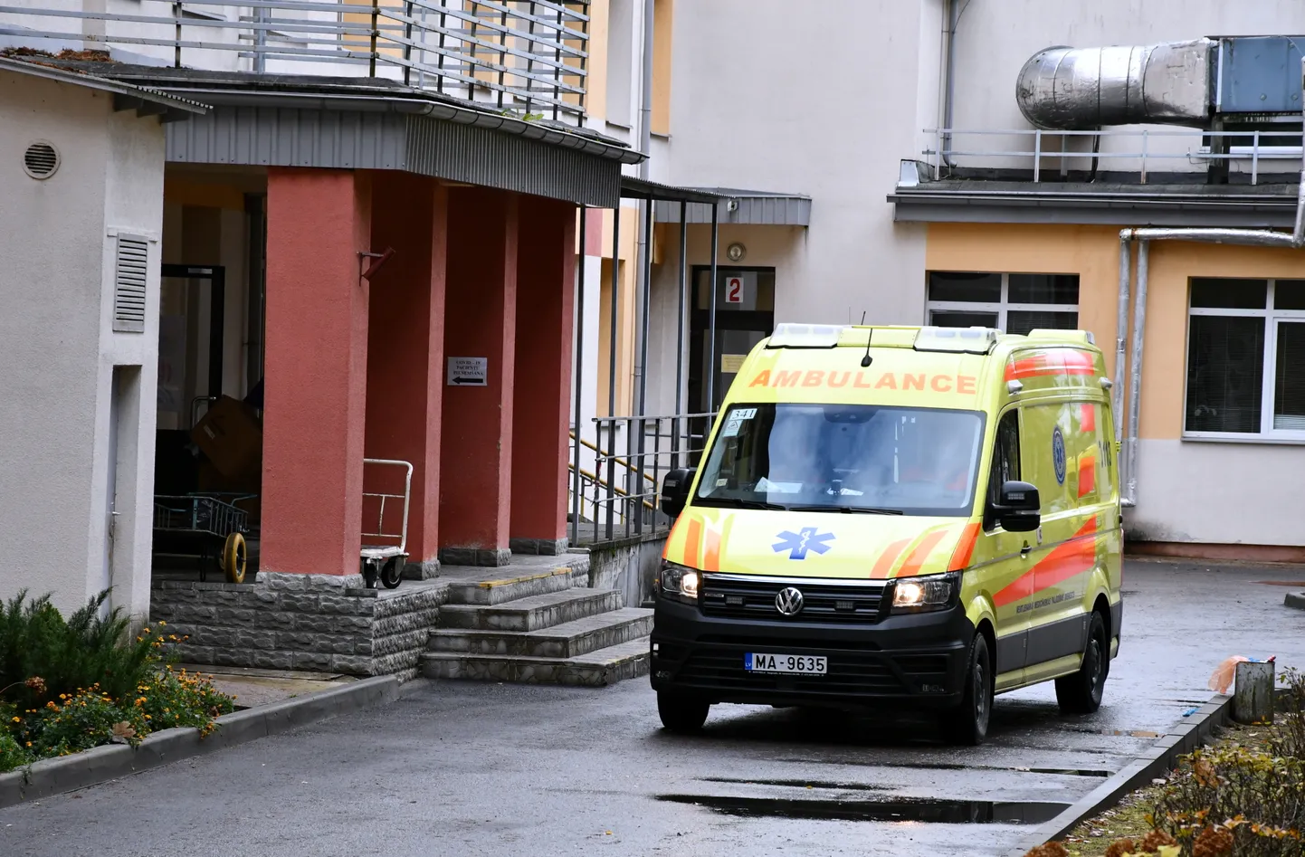 Neatliekamās medicīniskās palīdzības automašīna pie Daugavpils Reģionālās slimnīcas Plaušu slimību un tuberkulozes nodaļas.