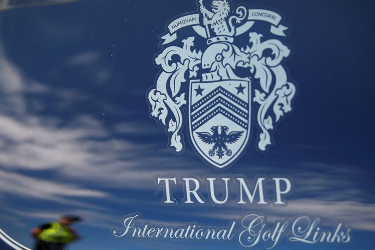 Donald Trumpile Šotimaal Aberdeeni lähedal kuuluva golfiklubi Trump International Golf Links silt