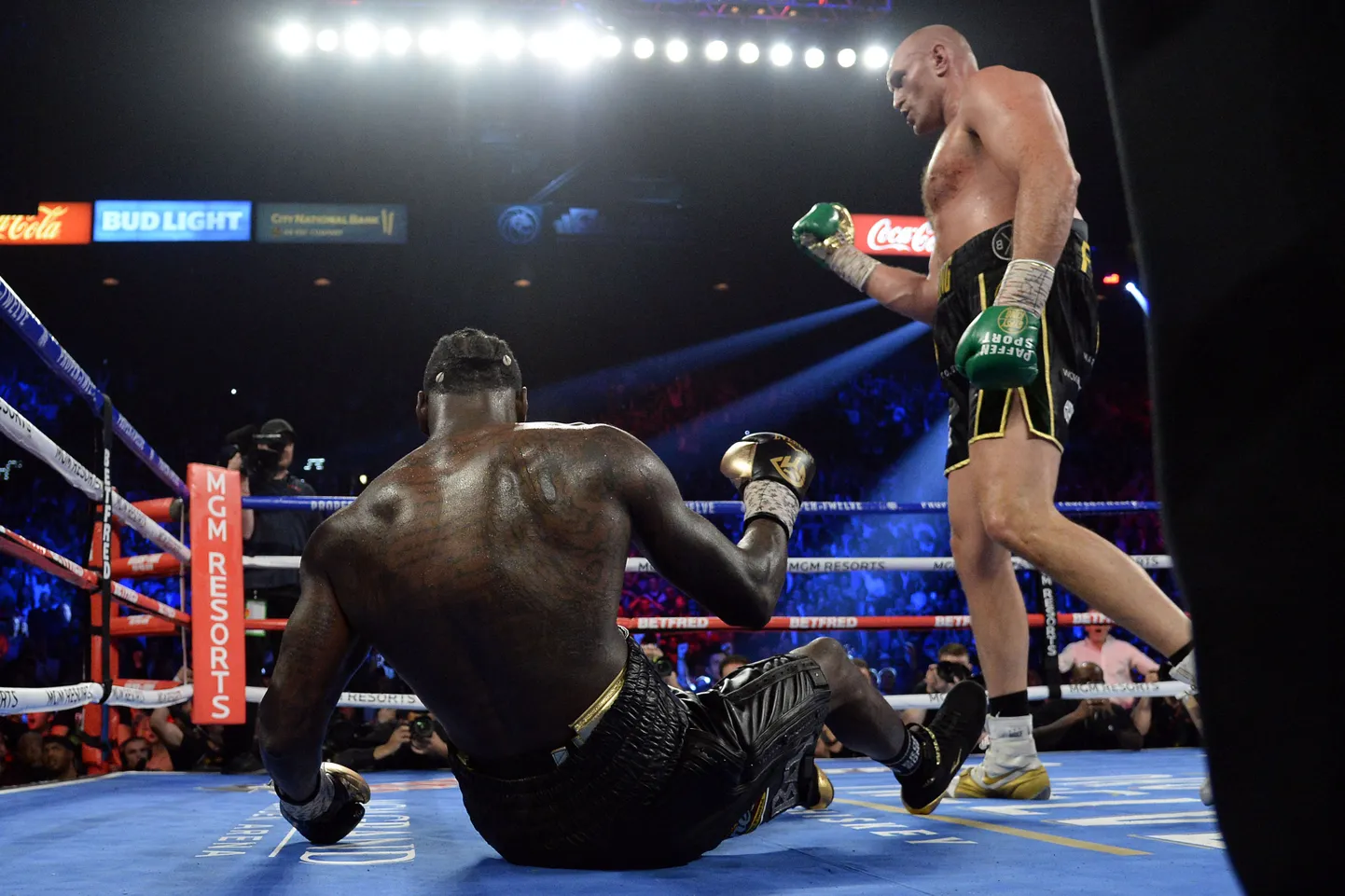 Las Vegases laupäeval toimunud poksi raskekaalu tiitlimatšis pidi Deontay Wilder (põrandal) tunnistama Briti poksija Tyson Fury kindlat üleolekut.
