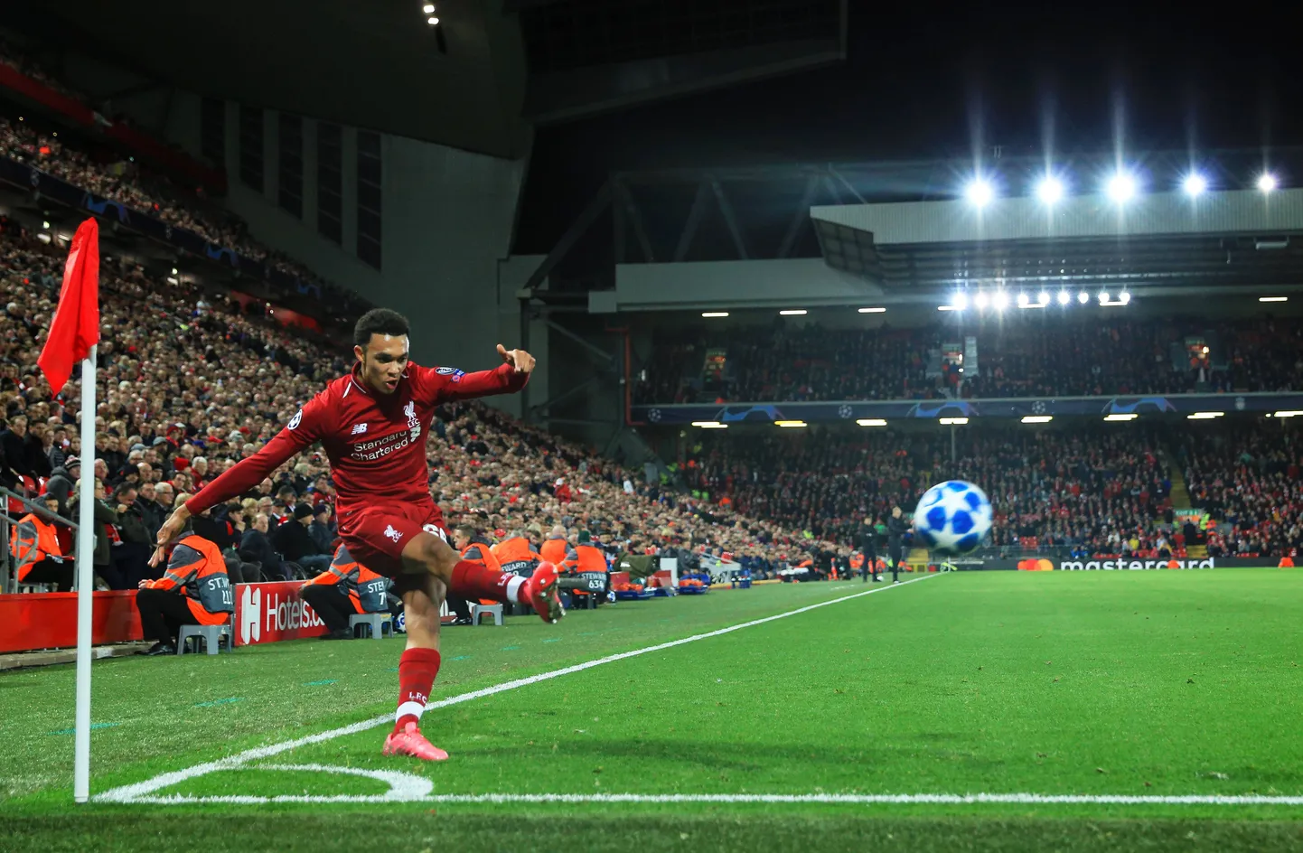 Trent Alexander-Arnold nurgalööki andmas.