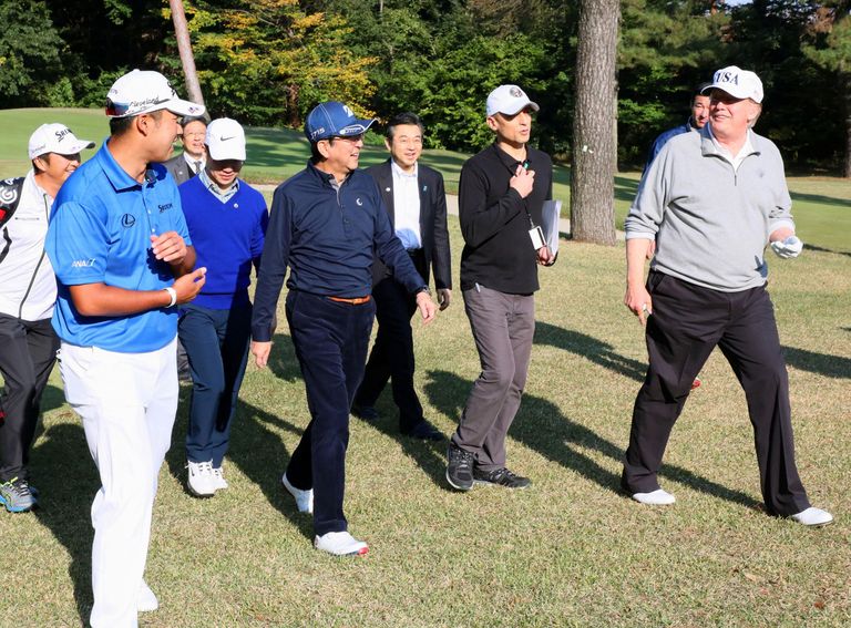 Donald Trump ja Shinzo Abe (sinises mütsiga) mängisid golfi
