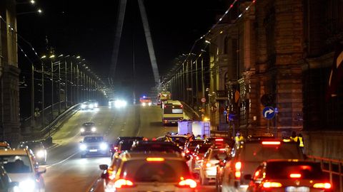 VIDEO ⟩ Pie Vanšu tilta BMW nogriež ceļu citam spēkratam un izraisa sadursmi
