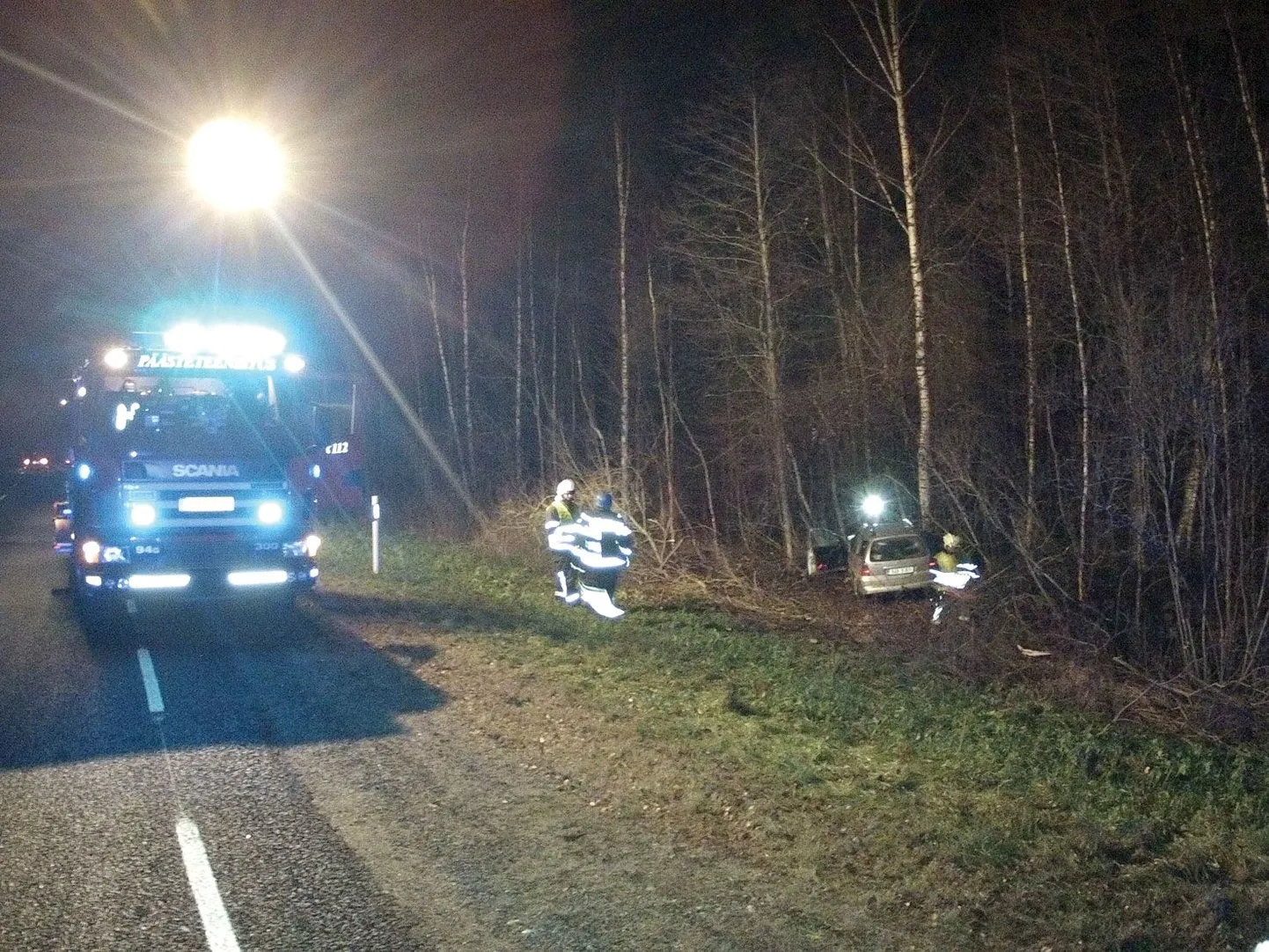 Kahe põdraga kokku põrganud Opel Vectra juht hukkus ilmselt silmapilk. Masin paiskus tee pealt paremale metsa.