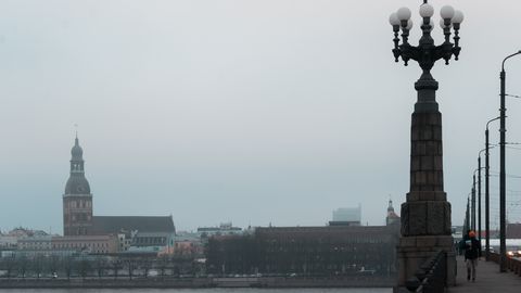 ВИДЕО ⟩ В Даугаву с Каменного моста прыгнул человек