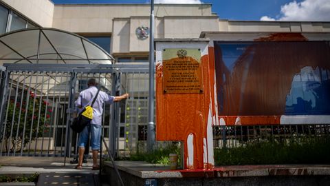 ФОТО ⟩ Посольство России в Праге облили красной жидкостью