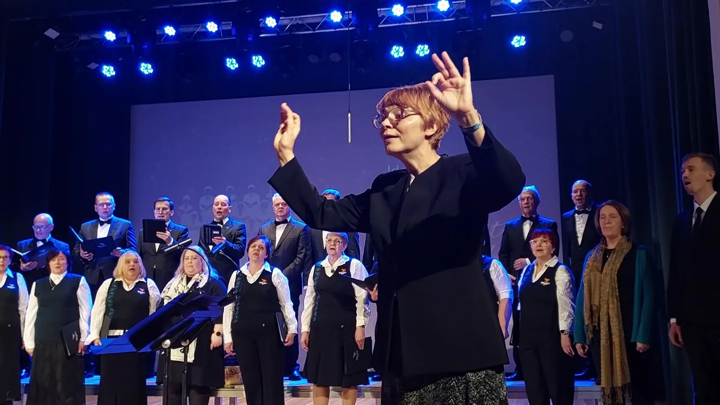В финале кохтла-ярвеского концерта хоровой музыки в совместном исполнении прозвучала под управлением дирижера Эне Юлеоя "Ta lendab mesipuu poole" Пеэпа Сарапика.