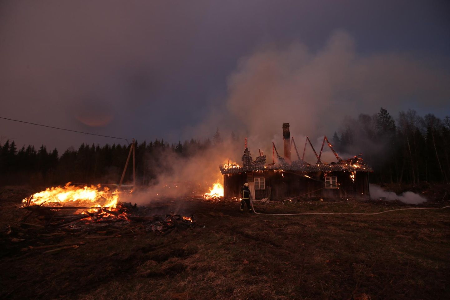 Hooletud lõkketegijad andsid teisipäeval päästjatele palju tööd: kuuest põlengust neli süttisid lõkkest, mida korralikult ei valvatud.