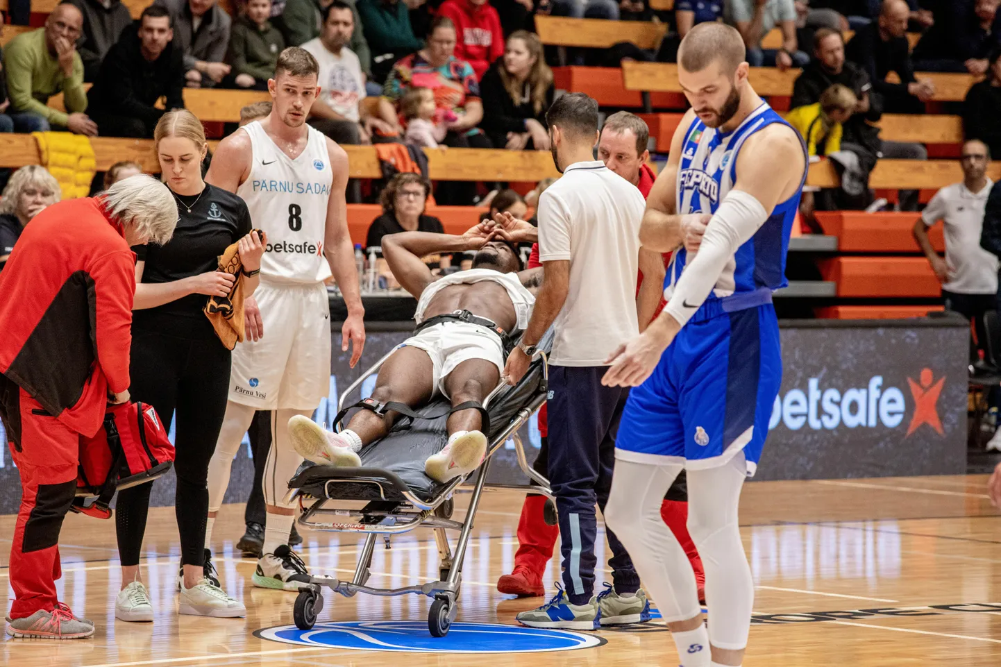 12. oktoober, Pärnu Sadama meeskonna must päev. Kanderaamil viiakse väljakult ära põhimängujuhiks värvatud Andre Walker.