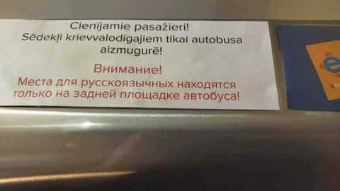 В соцсетях распространяется новость о «местах для русскоязычных» в рижском транспорте. Это фейк