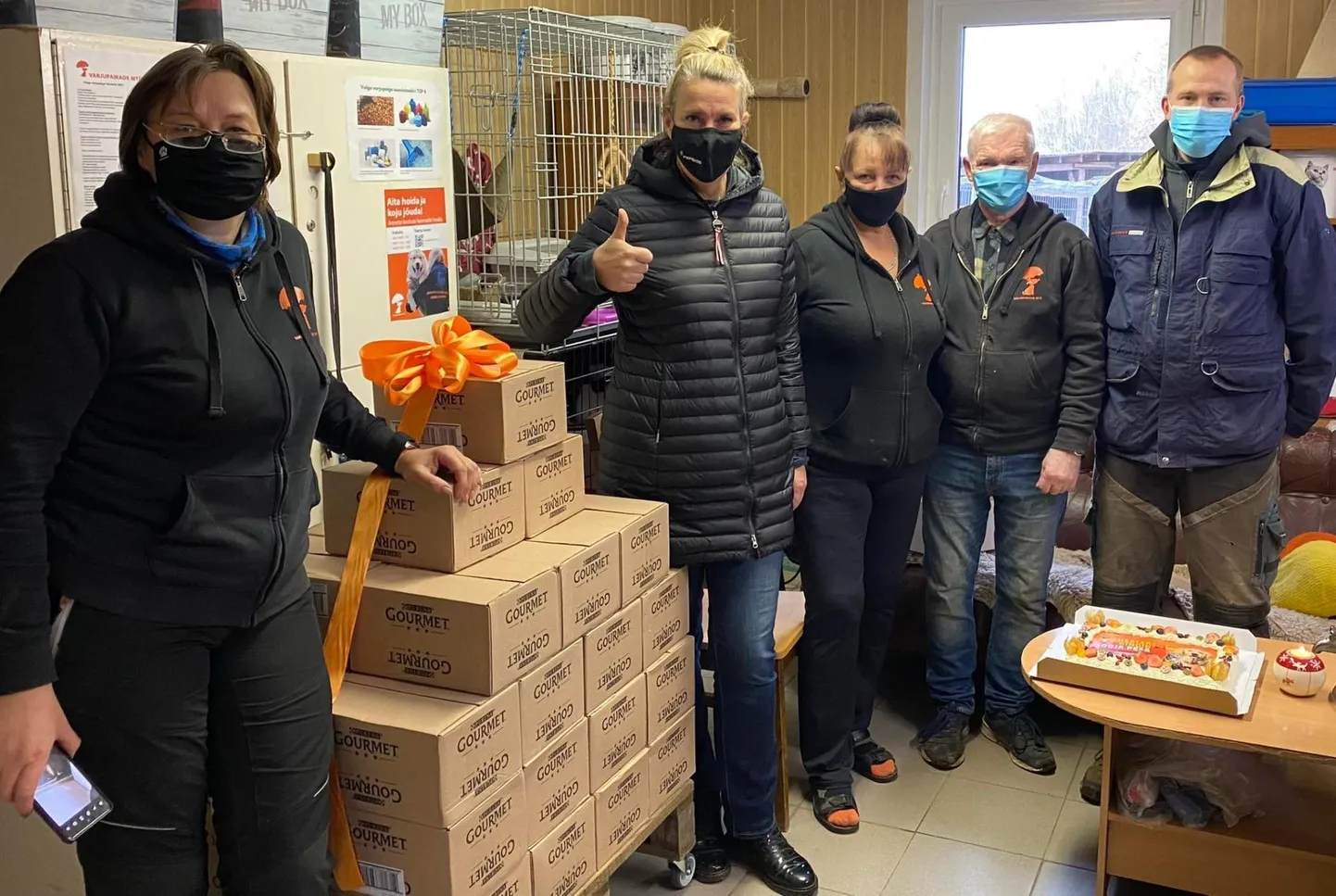 Varjupaiga juhataja Jana Juhkam, ASi Pepsico Baltikum turundusjuht Merle Saviauk, varjupaiga töötajad Esta ja Toivo ning vabatahtlik Eduard