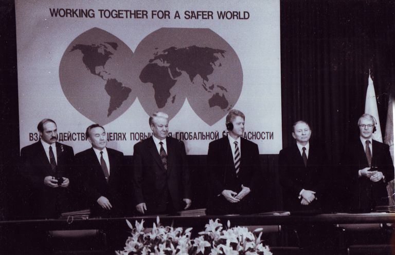 Саммит Комиссии по безопасности и сотрудничеству в Европе. Слева направо: Александр Лукашенко, Нурсултан Назарбаев, Борис Ельцин, Билл Клинтон, Леонид Кучма, Джон Мэйджор. Будапешт, 5 декабря 1994 года.