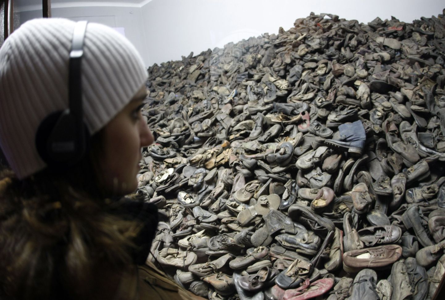 Auschwitzi muuseumi väljapaneku üks osa on hunnik surmalaagris tapetute kingi.