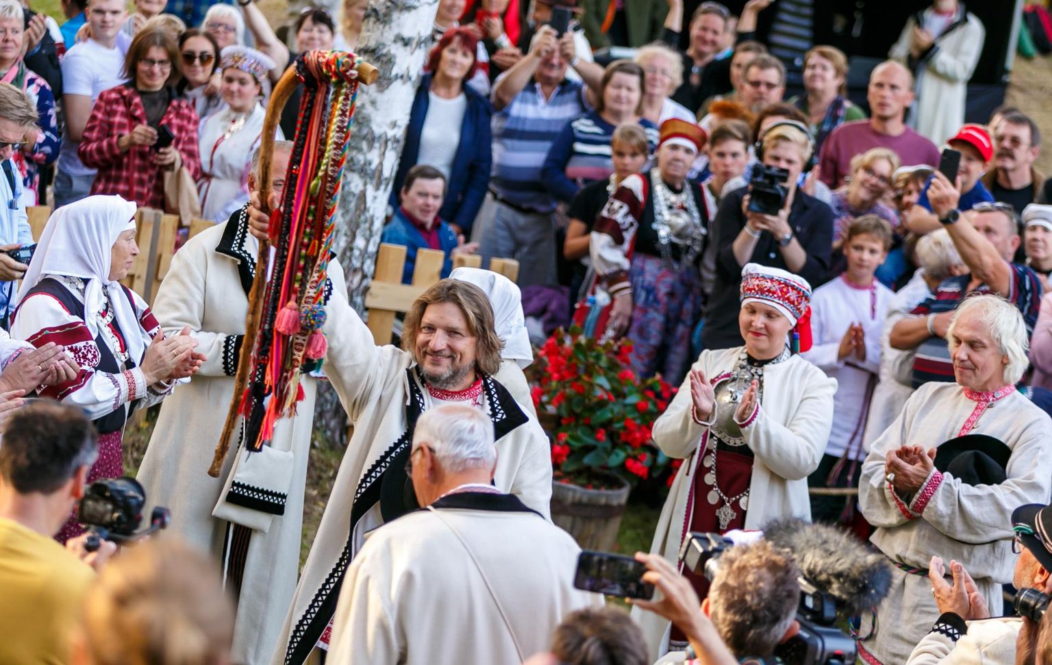 Seto Kuningriigipäeval Kolossova külas kolme kandidaadi seast kuninga asemikuks maa peal valitud Rein Järvelill hoiab fotol valitsemissaua kiiora.