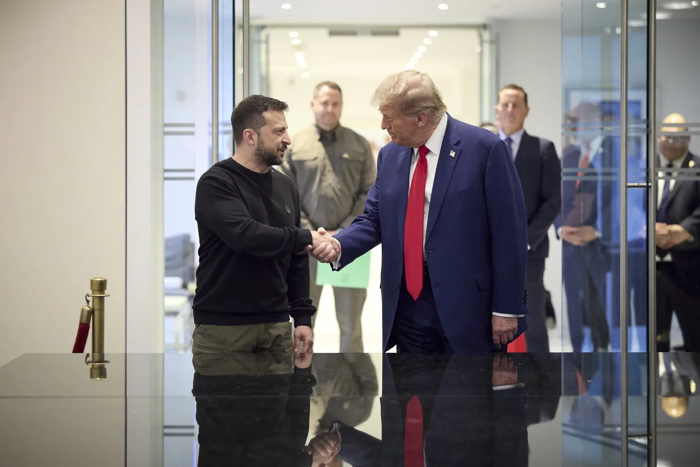 USA ekspresident Donald Trump surub kätt Ukraina presidendi Volodõmõr Zelenskõiga pärast nende kohtumist  New Yorgis Trump Toweris.